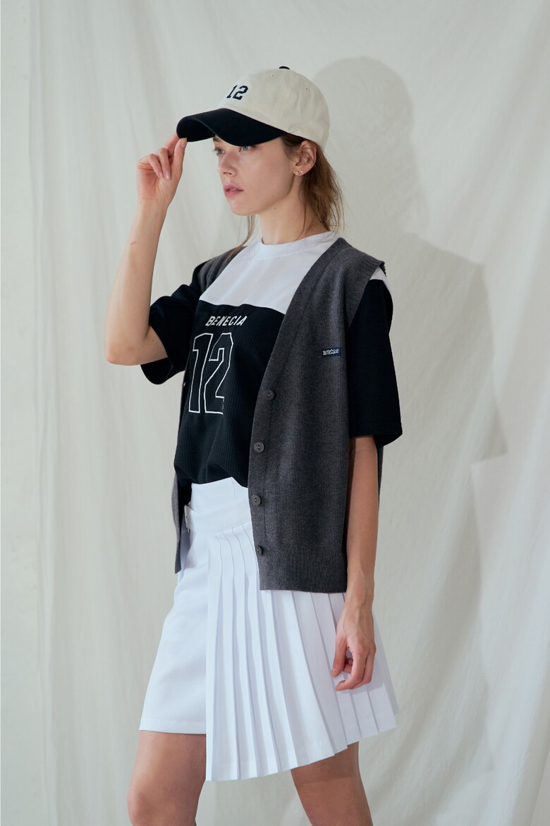 민소매 모델 착용 이미지-S1L11