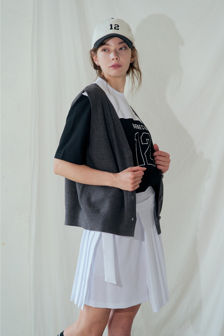 민소매 모델 착용 이미지-S1L4