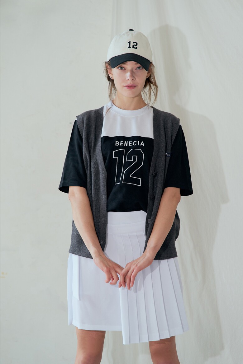 민소매 모델 착용 이미지-S1L3