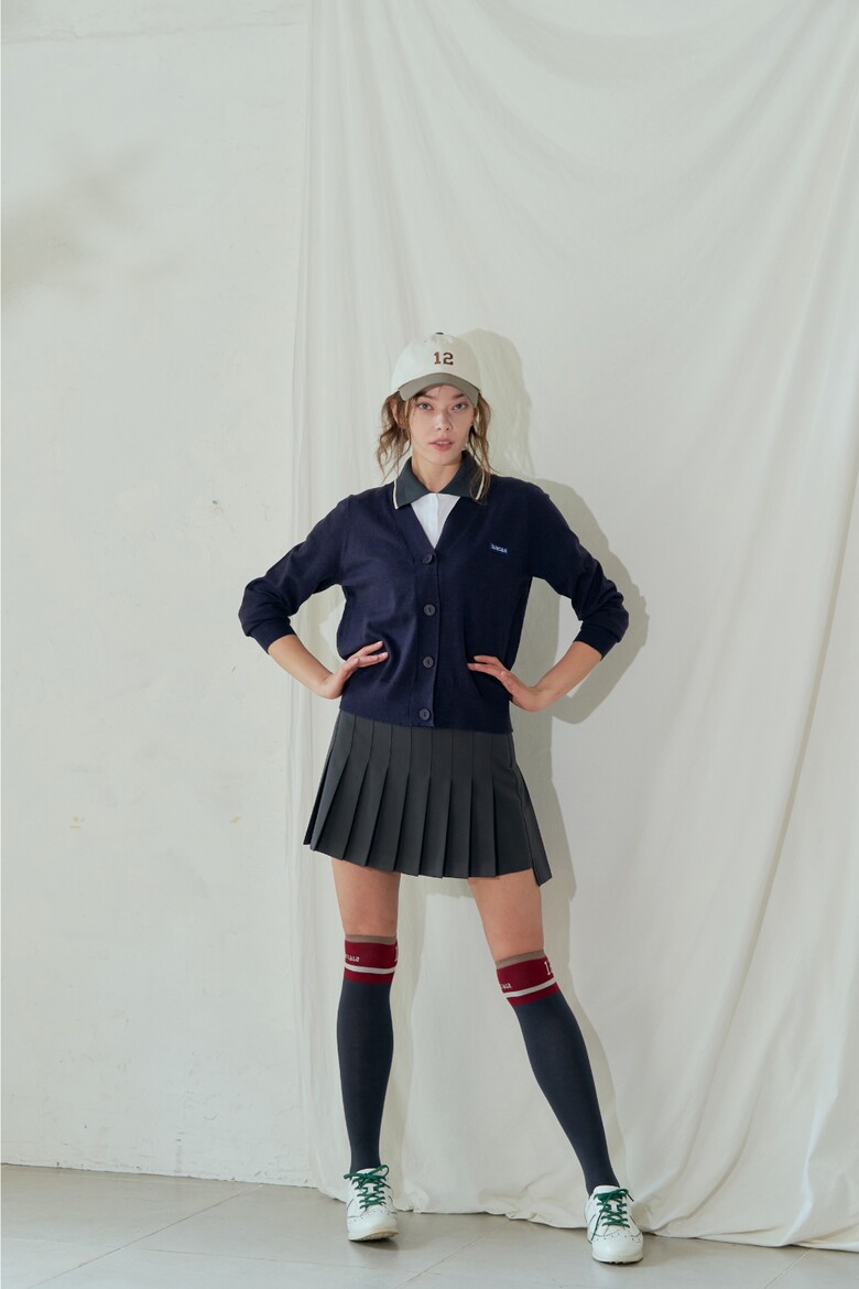 긴팔 티셔츠 모델 착용 이미지-S1L2