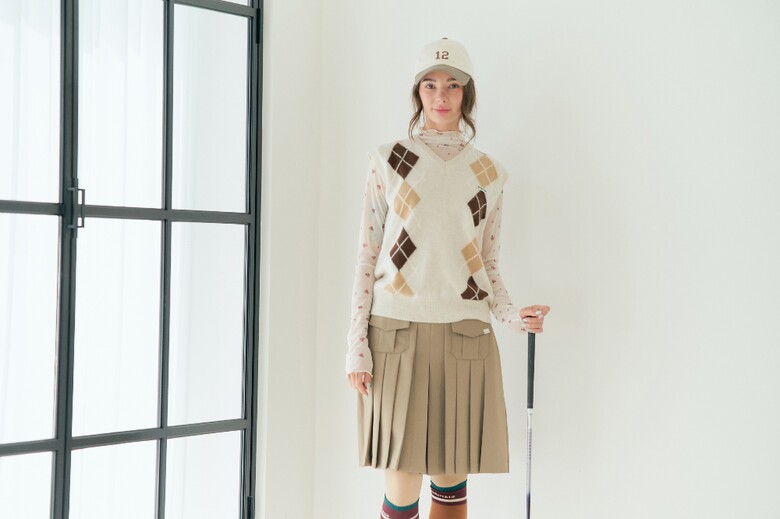 민소매 모델 착용 이미지-S1L18