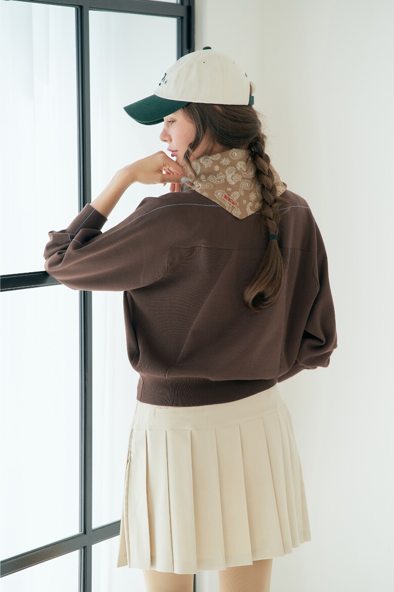 긴팔 티셔츠 모델 착용 이미지-S1L2