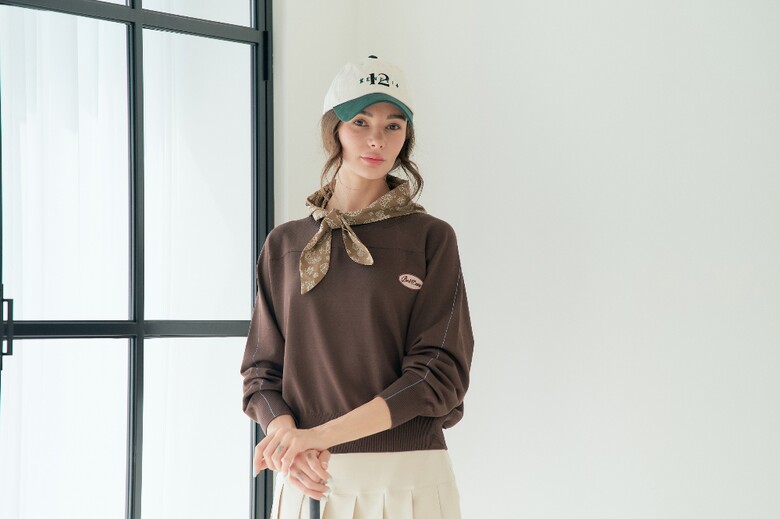 긴팔 티셔츠 모델 착용 이미지-S1L4