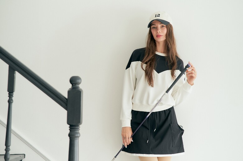 긴팔 티셔츠 모델 착용 이미지-S1L6