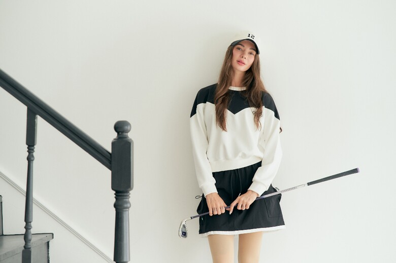 긴팔 티셔츠 모델 착용 이미지-S1L7