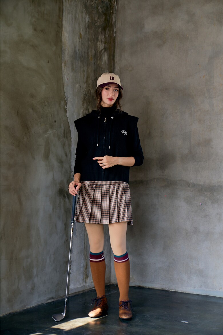 민소매 모델 착용 이미지-S1L13