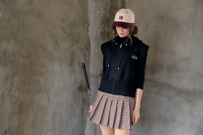 민소매 모델 착용 이미지-S1L5