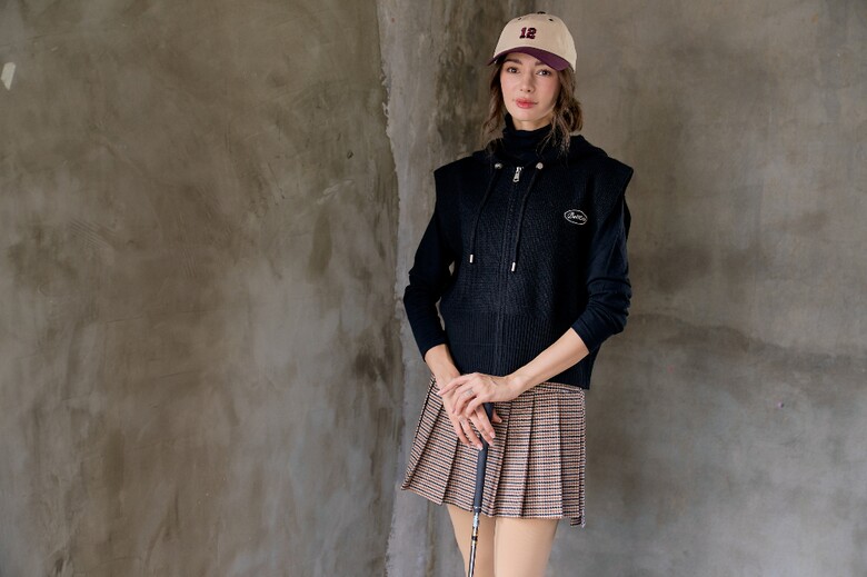 민소매 모델 착용 이미지-S1L7