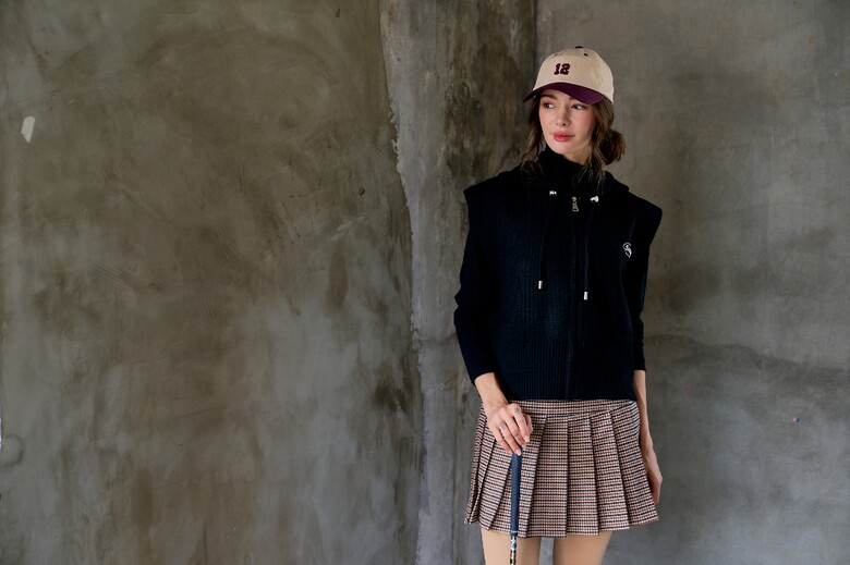 민소매 모델 착용 이미지-S1L6