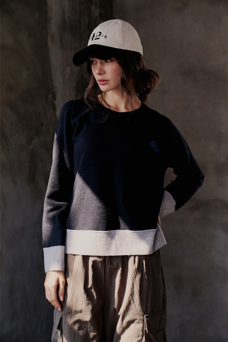 긴팔 티셔츠 모델 착용 이미지-S2L1