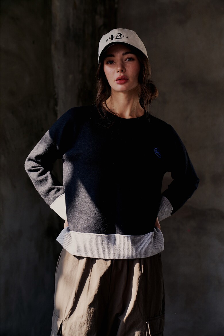 긴팔 티셔츠 모델 착용 이미지-S2L3