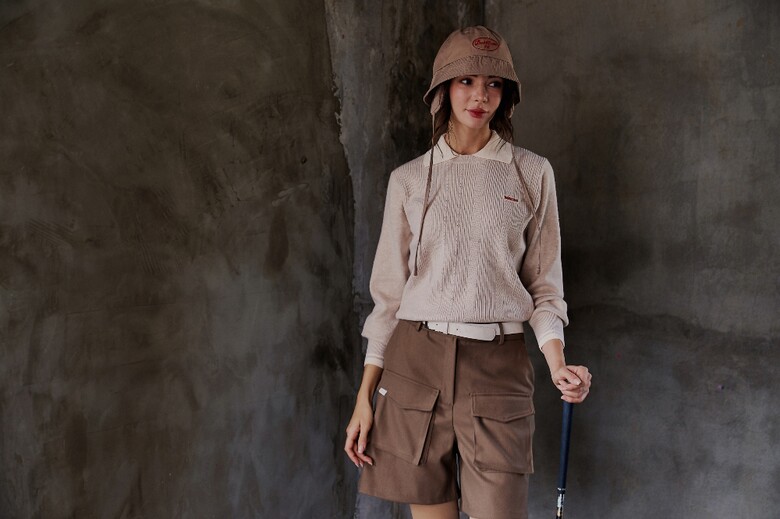 긴팔 티셔츠 모델 착용 이미지-S1L6