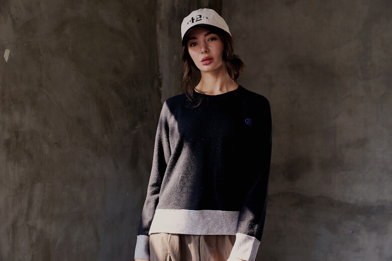 긴팔 티셔츠 모델 착용 이미지-S2L4