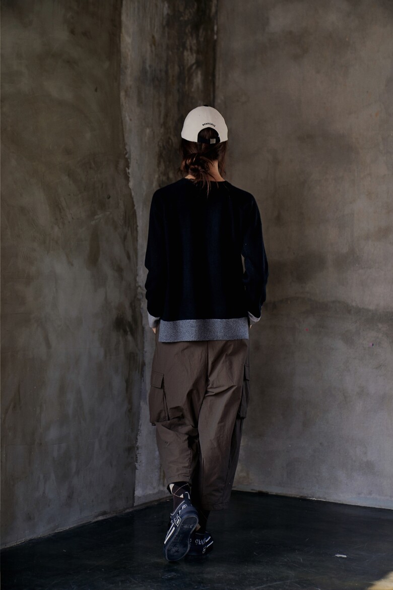 긴팔 티셔츠 모델 착용 이미지-S2L14