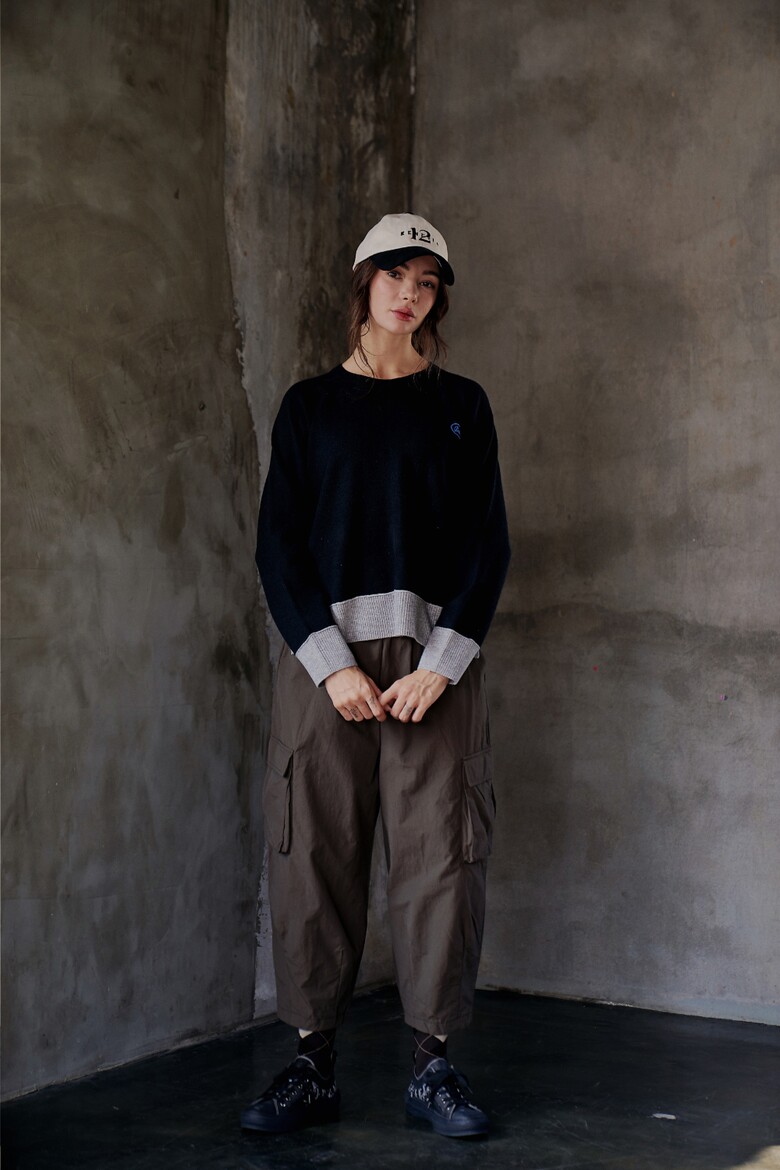 긴팔 티셔츠 모델 착용 이미지-S2L11