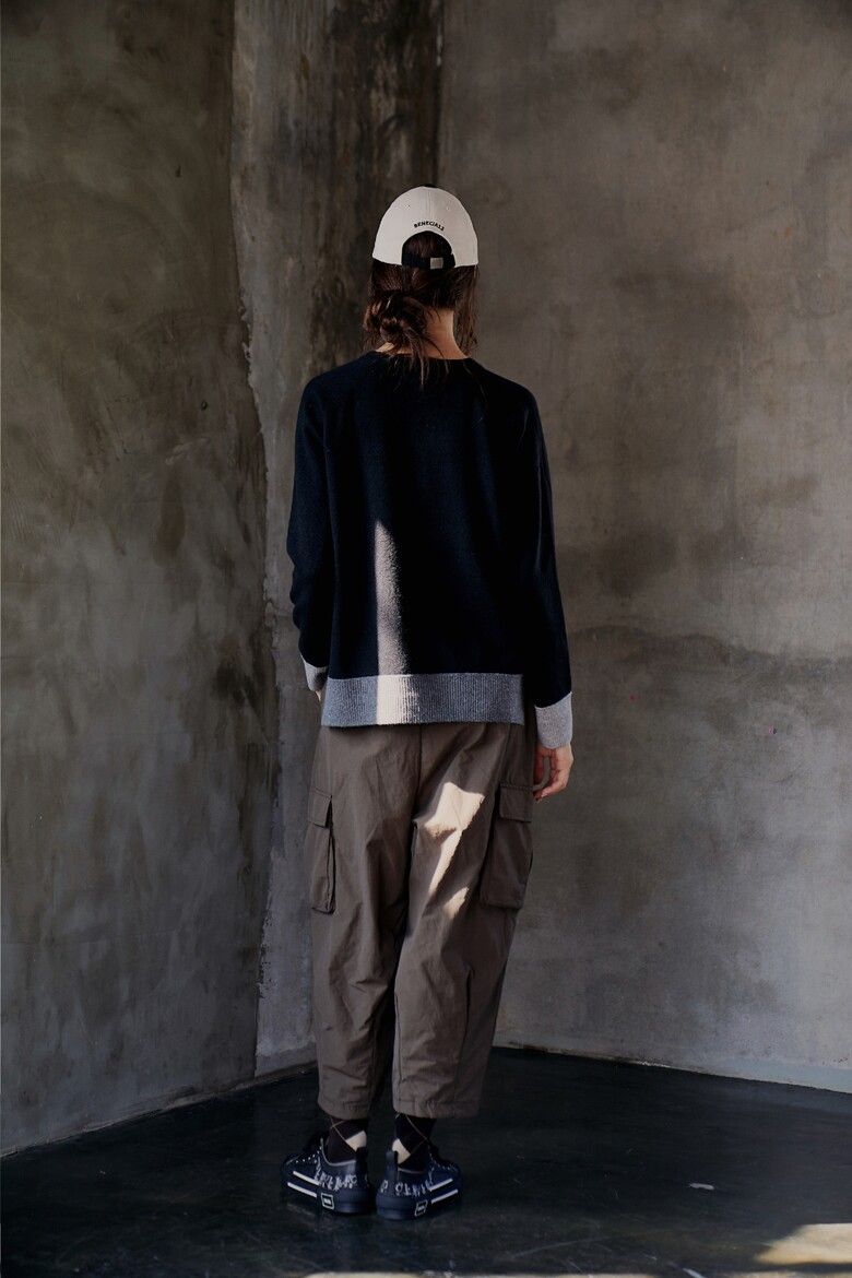 긴팔 티셔츠 모델 착용 이미지-S2L15