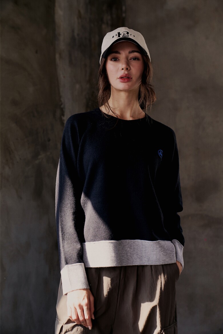 긴팔 티셔츠 모델 착용 이미지-S2L9