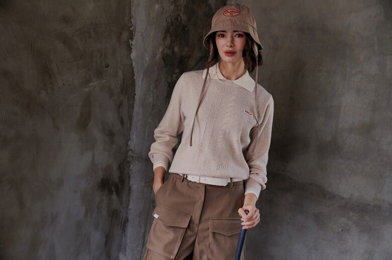 긴팔 티셔츠 모델 착용 이미지-S1L9