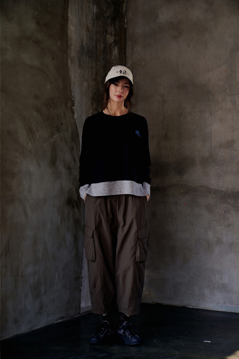 긴팔 티셔츠 모델 착용 이미지-S2L21