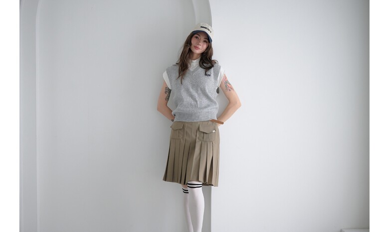 민소매 모델 착용 이미지-S1L6