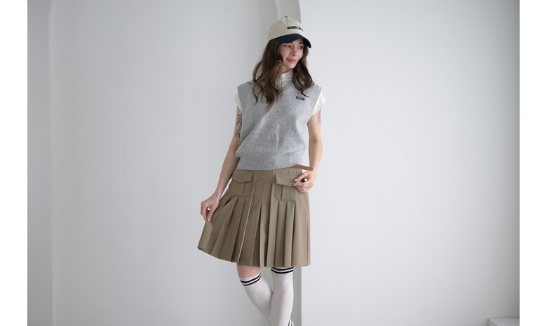 민소매 모델 착용 이미지-S1L4