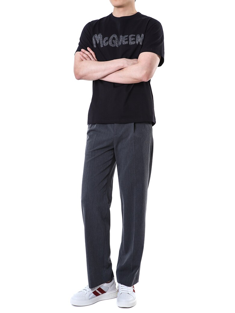 반팔 티셔츠 디테일 강조컷