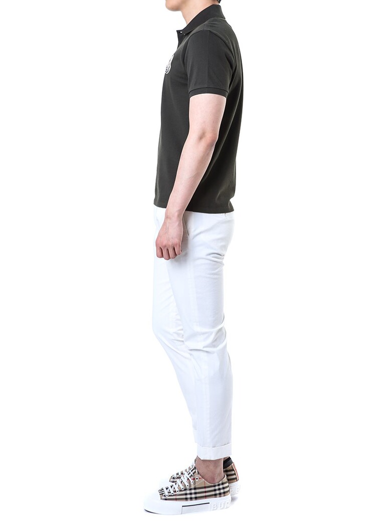 반팔 티셔츠 디테일 강조컷