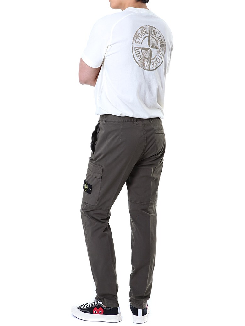 스톤아일랜드 와펜패치 카고 팬츠텍스처 강조컷
