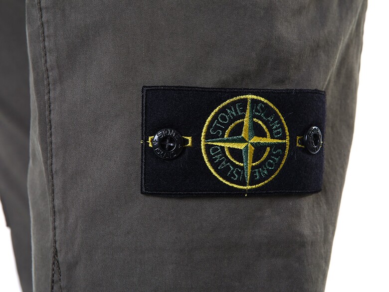 스톤아일랜드 와펜패치 카고 팬츠정면 확대컷