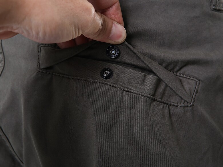 스톤아일랜드 와펜패치 카고 팬츠소매 확대컷