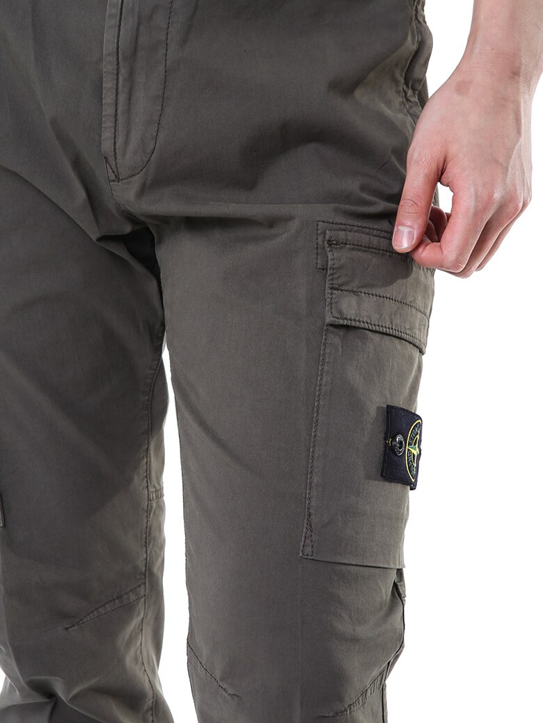 스톤아일랜드 와펜패치 카고 팬츠정면 확대컷