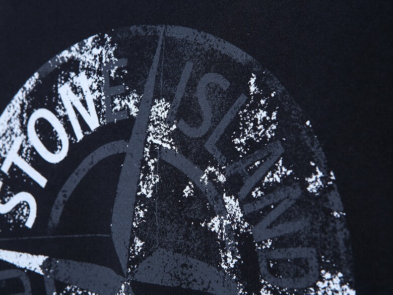 반팔 티셔츠 디테일 강조컷