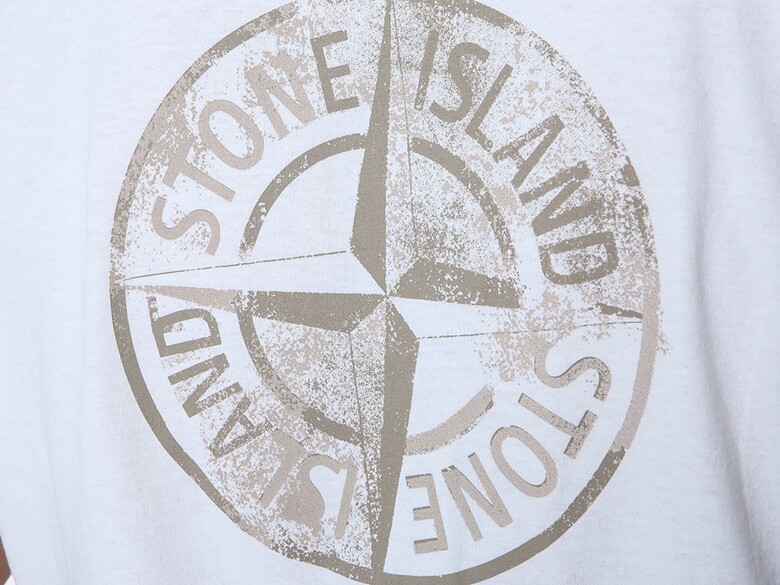 반팔 티셔츠 디테일 강조컷